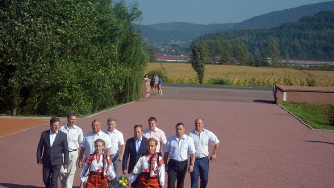 Керівник проекту "Сім чудес України" Микола Томенко відвідав Хуст – 01