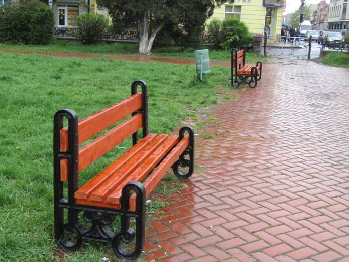 На площі Петефі в Ужгороді з’явились відремонтовані лавиці – 03