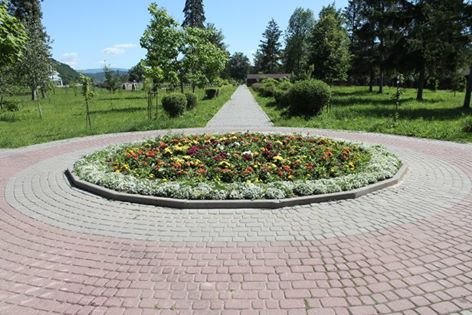 У парку "Перемога" комунальники облаштовують квітники – 01