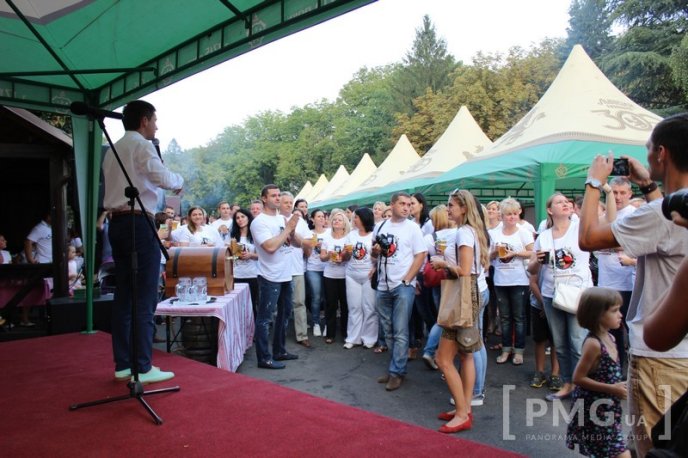 У Мукачеві фестиваль "Варишське пиво" відкрили флешмобом – 01