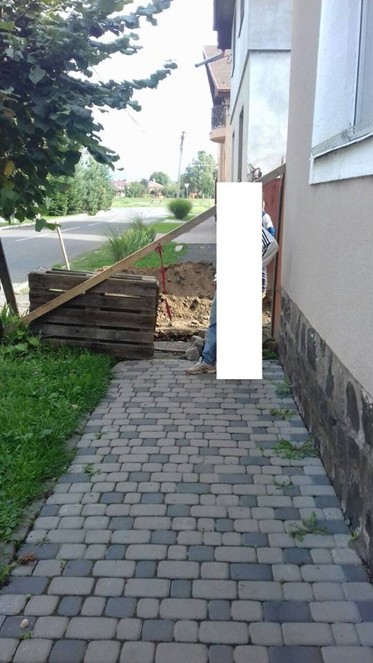 У Мукачеві оштрафують чоловіка, який перекрив тротуар – 01 У Мукачеві оштрафують чоловіка, який перекрив тротуар – 01