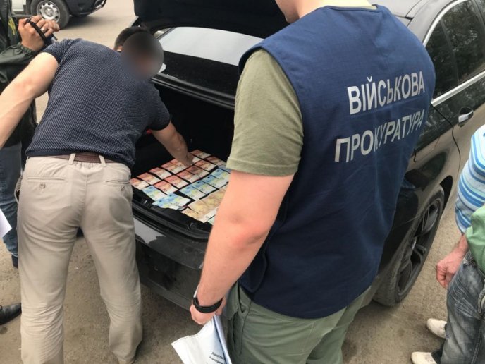 Чоловік пропонував прикордоннику 1 130 євро хабара – 02