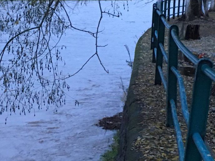 В Ужі вода дісталася до підпірних стінок набережної  – 01 В Ужі вода дісталася до підпірних стінок набережної  – 01