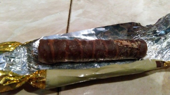 У мукачівському супермаркеті чоловіку продали цукерки з черв’яками – 03