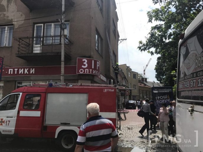 У Мукачеві на голови людей падала штукатурка – 09