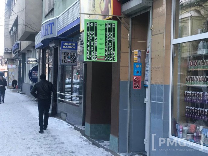 В обмінниках Мукачева стрімко подорожчав долар – 01 В обмінниках Мукачева стрімко подорожчав долар – 01