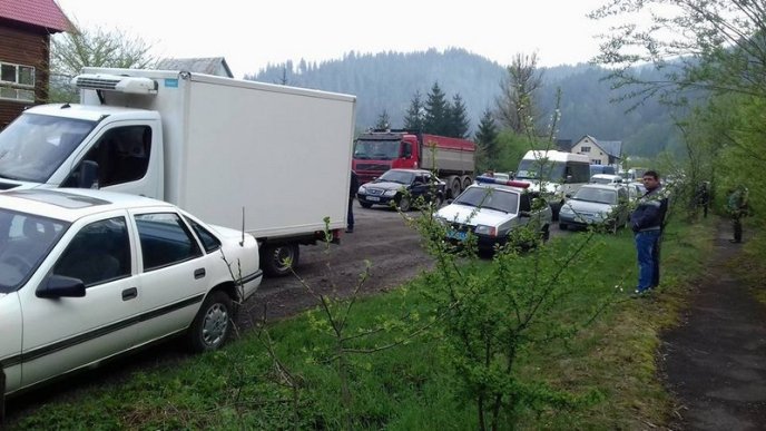 Обурені закарпатці перекрили дорогу "Хуст-Долина" – 02