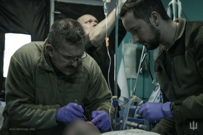 Тут рятують життя: 128 бригада показала фото зі стабілізаційного пункту – 01