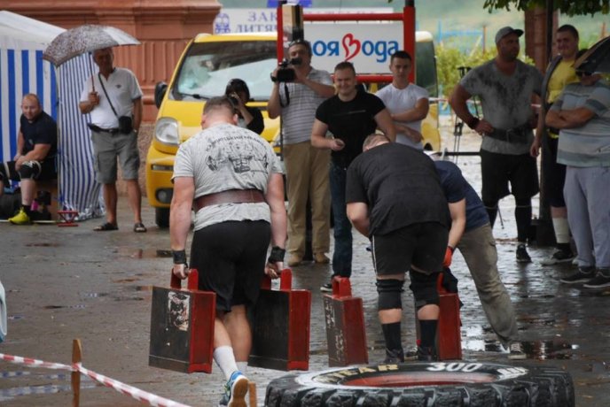В Ужгороді під дощем змагались силачі – 03 В Ужгороді під дощем змагались силачі – 03
