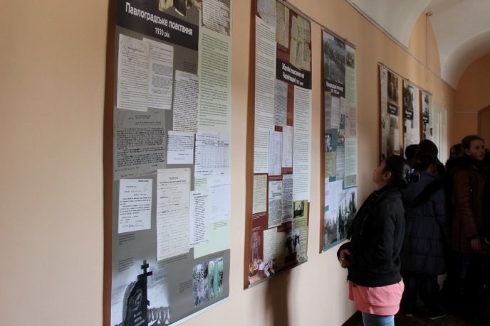 В обласному краєзнавчому музеї відкрили експозицію до Дня пам’яті жертв голодоморів  – 06