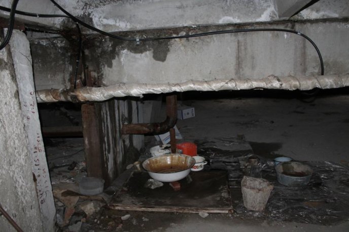 Мешканці мукачівської багатоповерхівки по вулиці Гойди кожну зливу зустрічають з тазиками та відрами (ФОТО)  – 03