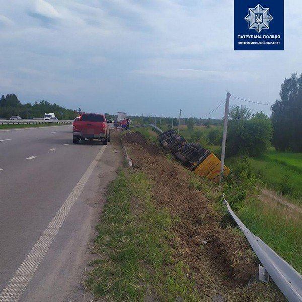 Перекинулась вантажівка: закарпатець скоїв аварію – 02