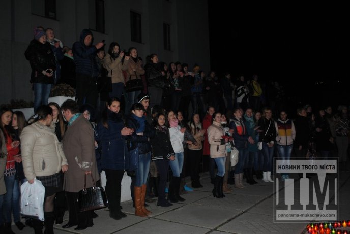 У Мукачеві запалили найбільший герб України на Закарпатті (ФОТОРЕПОРТАЖ) – 17
