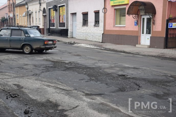 Яма на ямі: дороги Мукачева вкриті вибоїнами – 05