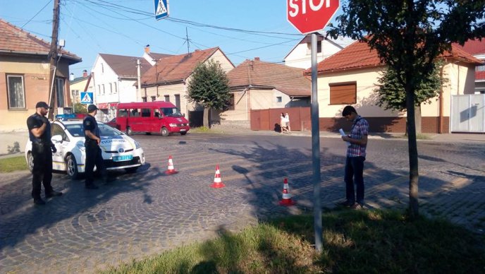 Поліція перекрила під’їзди до будівлі Мукачівського міськрайонного суду – 03