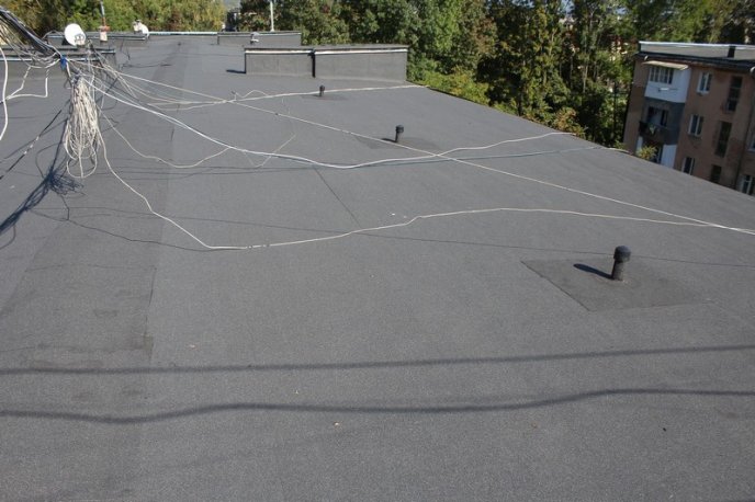 У Мукачеві ремонтують дахи на чотирьох багатоповерхівках – 01