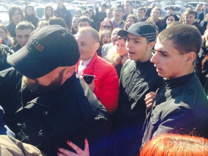 Зірка шоу "Мастер Шеф" Анатолій Цуперяк оскандалився, передаючи їжу через паркан в заблокованій ратуші – 04