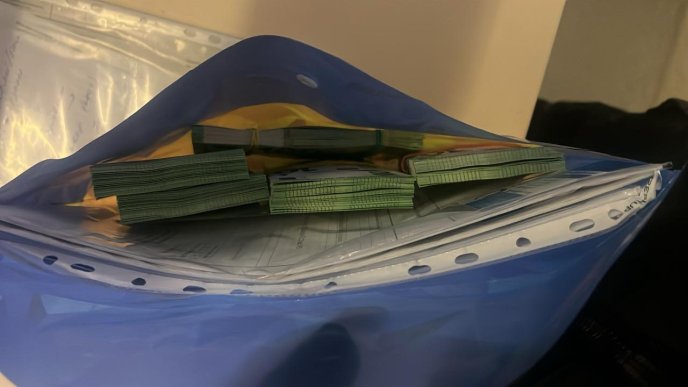 У папці з документами знайшли чималу суму