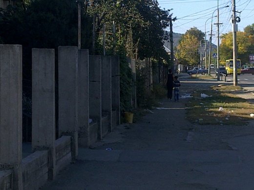 Через циганський базар у Мукачеві прилеглий мікрорайон тоне у смітті (ФОТО) – 04