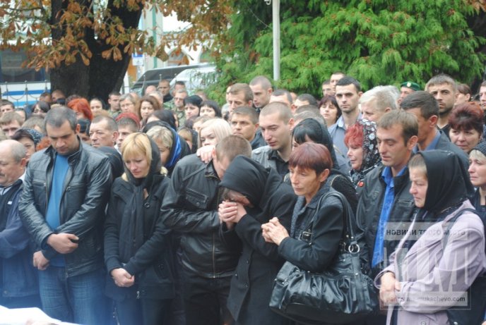Сум, плач та сльози: Мукачево попрощалось з героєм-земляком (ФОТОРЕПОРТАЖ) – 10