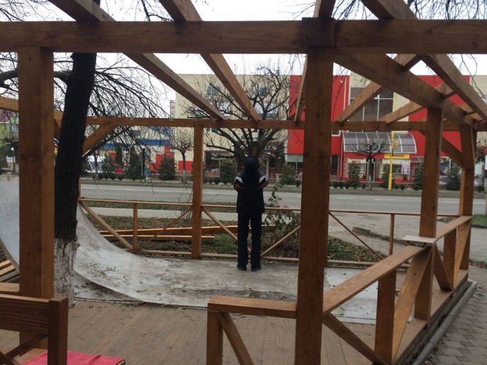 На вулиці Собранецькій ужгородські "муніципали" демонтували терасу – 02