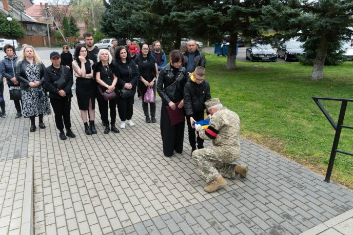 Закарпатці сьогодні попрощалися із 45-річним Героєм – 04