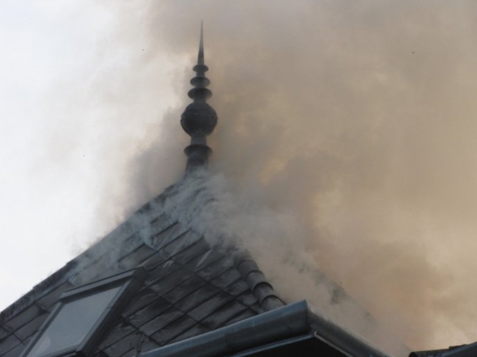 У Берегові горів ресторан «Золота пава» – 01