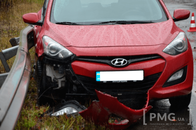 Біля села Абранка "Хюндай" влетів у відбійник – 02