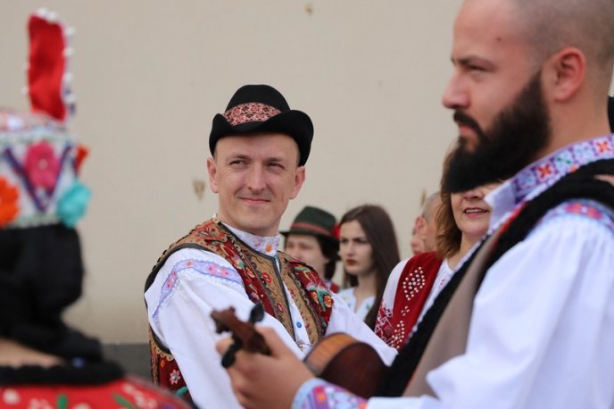 Урочиста хода і концерт: як в Ужгороді відзначали День вишиванки – 09