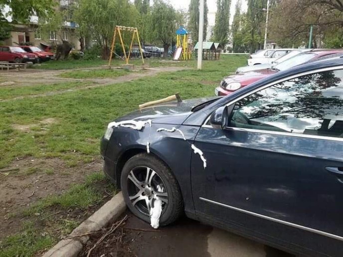 Активісту "Спеціального контролю" сокирою пошкодили авто – 03