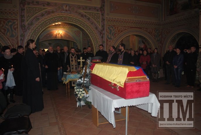 Сотні заплаканих очей провели в останню дорогу загиблого у зоні АТО мукачівця (ФОТОРЕПОРТАЖ) – 04