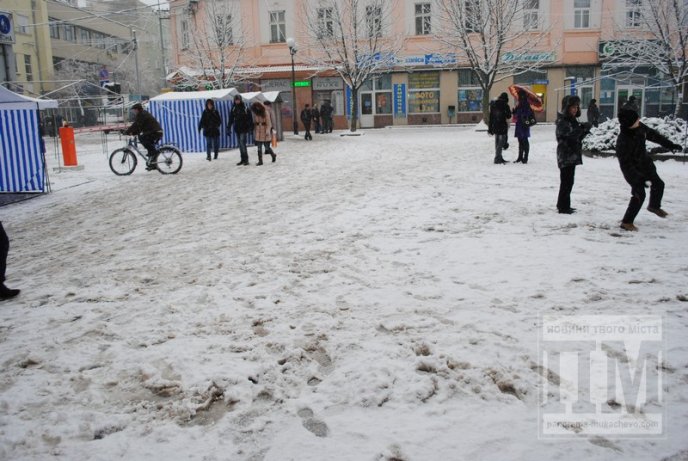 Мукачево у сніговому полоні: комунальники відкопують місто (ФОТО) – 01