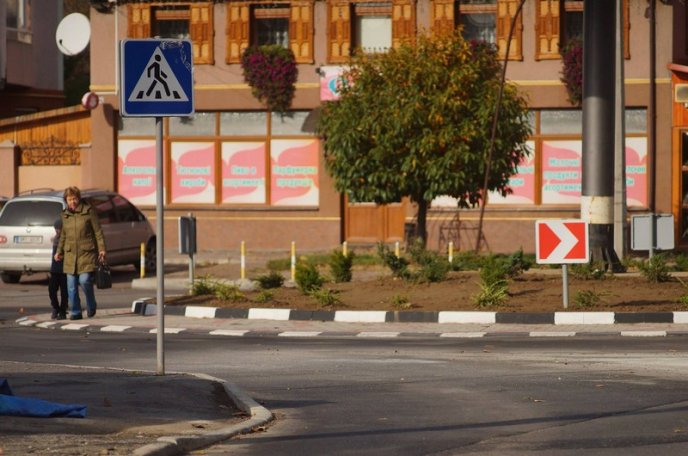 У мікрорайоні Росвигово в Мукачеві завершується облаштування нового перехрестя – 04