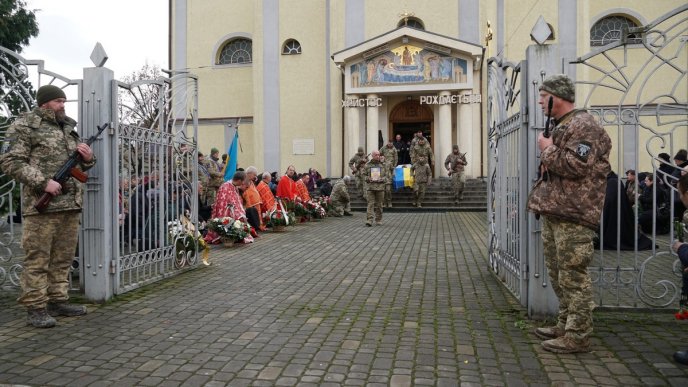 Мукачево навколішках проводжало в останню путь полеглого Героя – 02