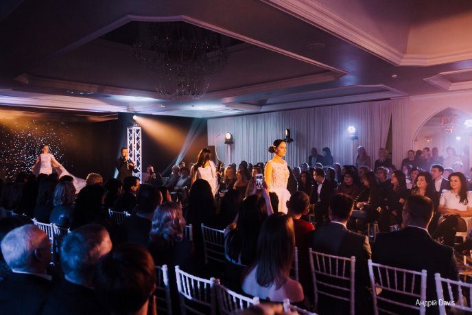 Мода заради життя: на Закарпатті відбувся ІІІ-й благодійний показ мод дизайнерки Роксолани Новак – 137