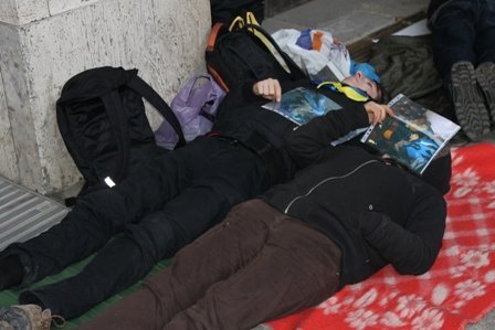 В Ужгороді активісти Євромайдану влаштували лежачий страйк перед будівлею ОДА (ФОТО) – 05