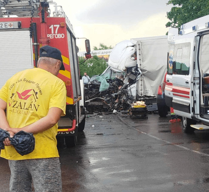 Водія затисло в машині: вранці на Закарпатті трапилась ДТП – 01 Аварія у селі Гать