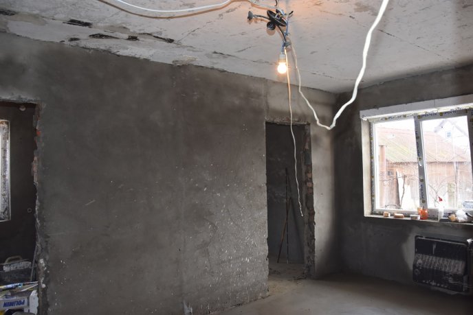 Іршавчани спільними зусиллями ремонтують квартиру, яка вигоріла вщент – 03 Іршавчани спільними зусиллями ремонтують квартиру, яка вигоріла вщент – 03
