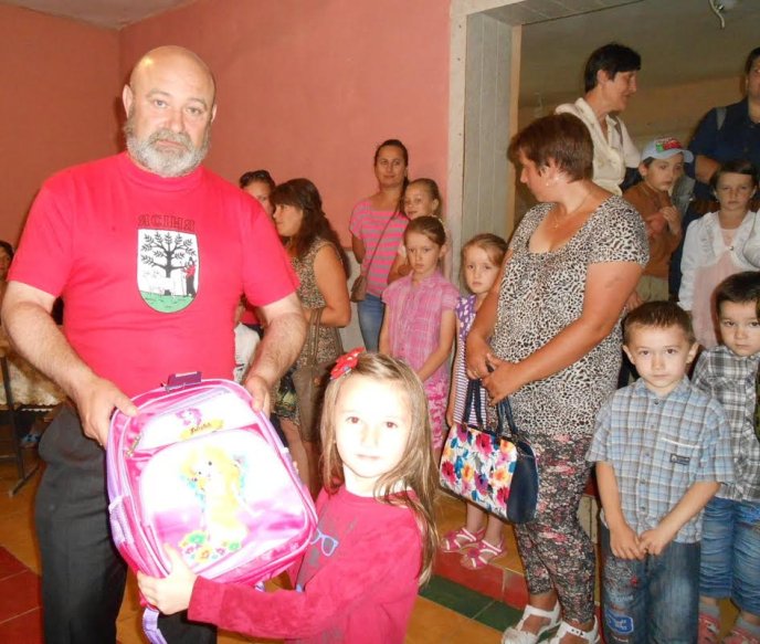 Більше півтори тисячі першачків Рахівщини отримали новенькі ранці з канцелярським приладдям – 07