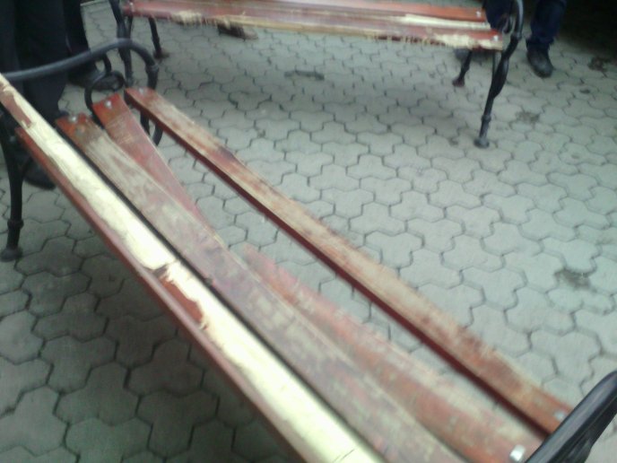 "Народні люстратори" поламали в центрі Ужгорода лавиці, а палатку "завалили" сміттям – 05