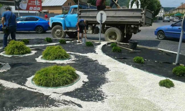 У Мукачеві облагородили кільцеву розв’язку – 05