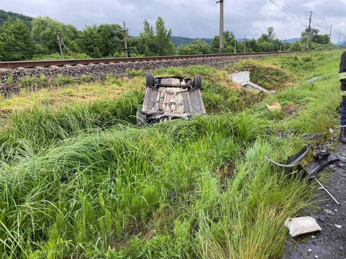 Автотроща неподалік від села Невицьке: рятувальники розказали подробиці – 03