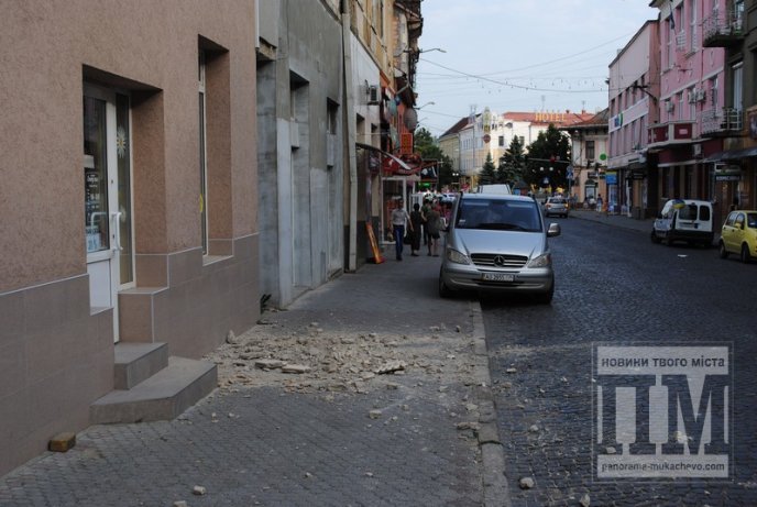 У Мукачеві посеред білого дня штукатурка обвалилась "на жваву" пішохідну частину (ФОТОФАКТ) – 05