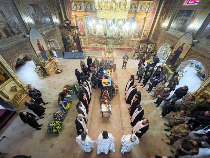 У Мукачеві поховали воїна, який загинув на війні – 06