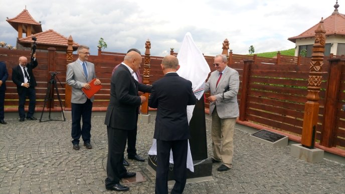 У Берегові відкрили пам’ятний знак видатному закарпатському вченому, який знайшов унікальну угорську реліквію – 04