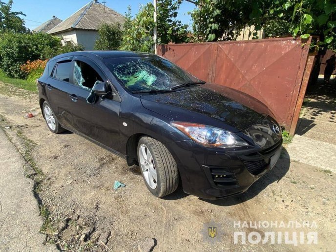 Чоловік потрощив два автомобілі своїй сусідці: подробиці та фото – 03 Чоловік потрощив два автомобілі своїй сусідці: подробиці та фото – 03