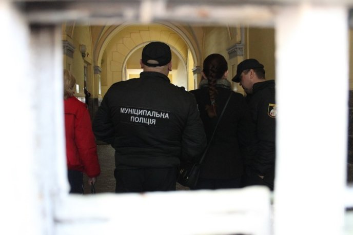 Протести у центрі Мукачева: сутички, заблокована ратуша та крики "Ганьба" в адрес мера – 26