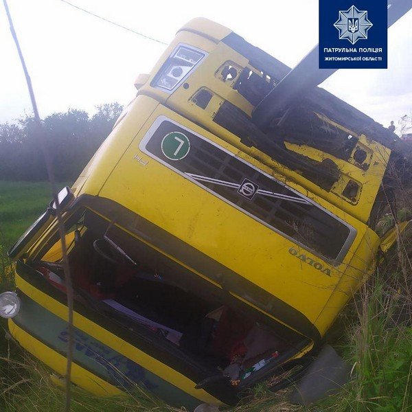 Перекинулась вантажівка: закарпатець скоїв аварію – 01