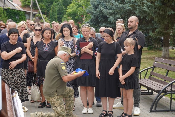 У захисника залишилися дружина та дві доньки: в області попрощалися з Героєм – 08
