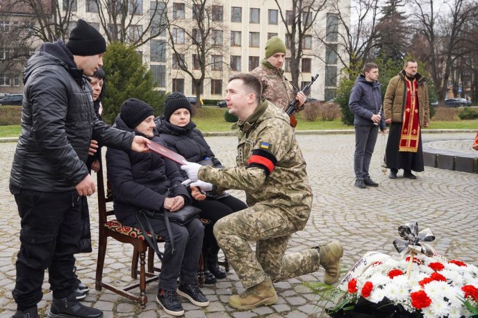 В Ужгороді попрощались із солдатом, якого 18 місяців вважали зниклим безвісти – 03